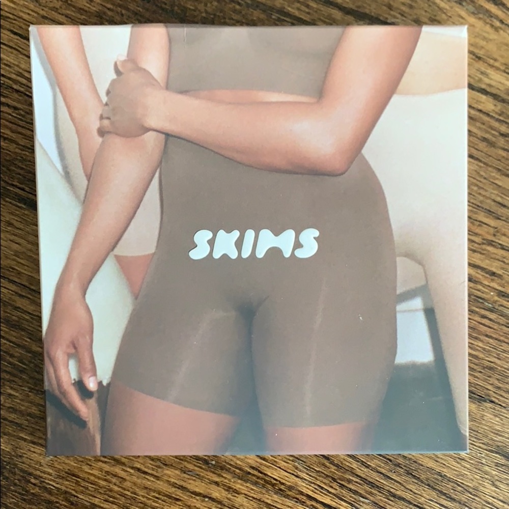 Skins Above the knee sculpting shorts